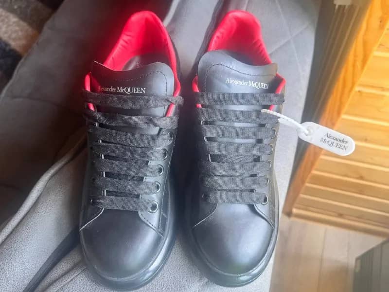 Alexander McQueen 👟 Совершенно новые, ни разу не ношены. Мне их подарили, но я ими так и не пользов — Батуми — 450 ₾