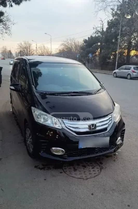Honda Freed Hybrid 1.5, 2014 год — 7 мест. Ухоженный и чистый автомобиль. Для связи пишите или звони — Тбилиси