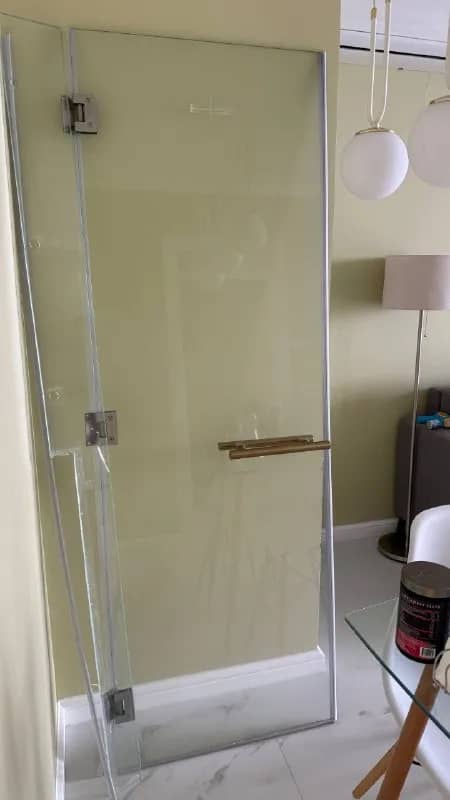 1. Стеклянная дверь в душевую — Батуми — 200 ₾