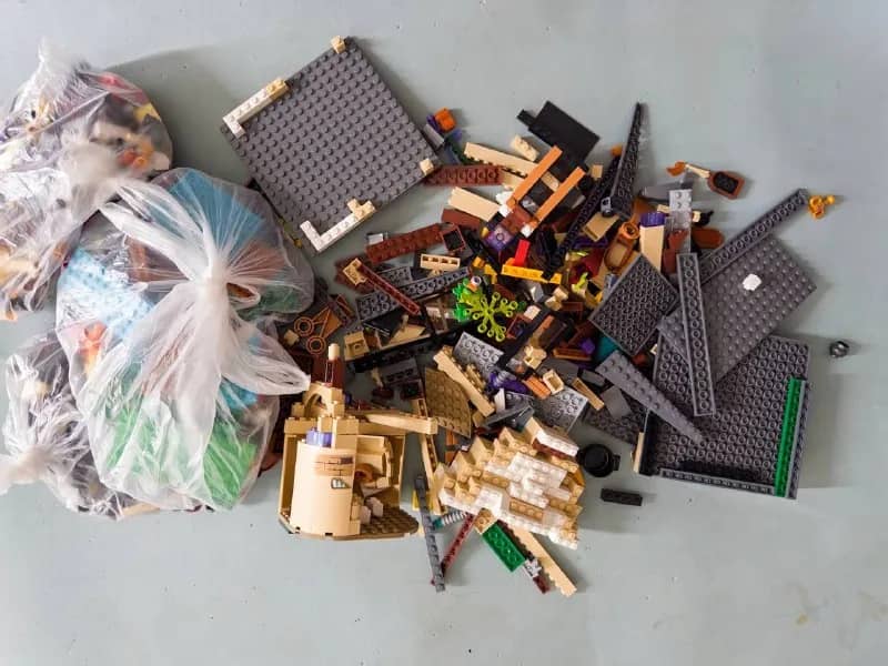 Lego и замок Хогвартс, но не полные комплекты. За пакет 70 лари — Батуми — 70 ₾