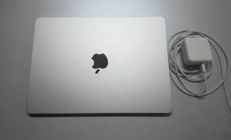 MacBook Air 13 дюймов (2025) MC6T4LL/A, чип M4, 16 ГБ ОЗУ, 256 ГБ SSD, цвет Silver — в идеальном сос — Тбилиси — 2 650 ₾