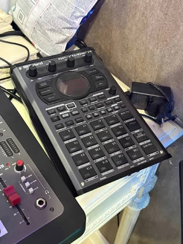 Roland sp404mk2 вот такую легендарную штуку. В идеальном состоянии. Есть коробка и сумка. 1450 ла — Тбилиси — 1 450 ₾