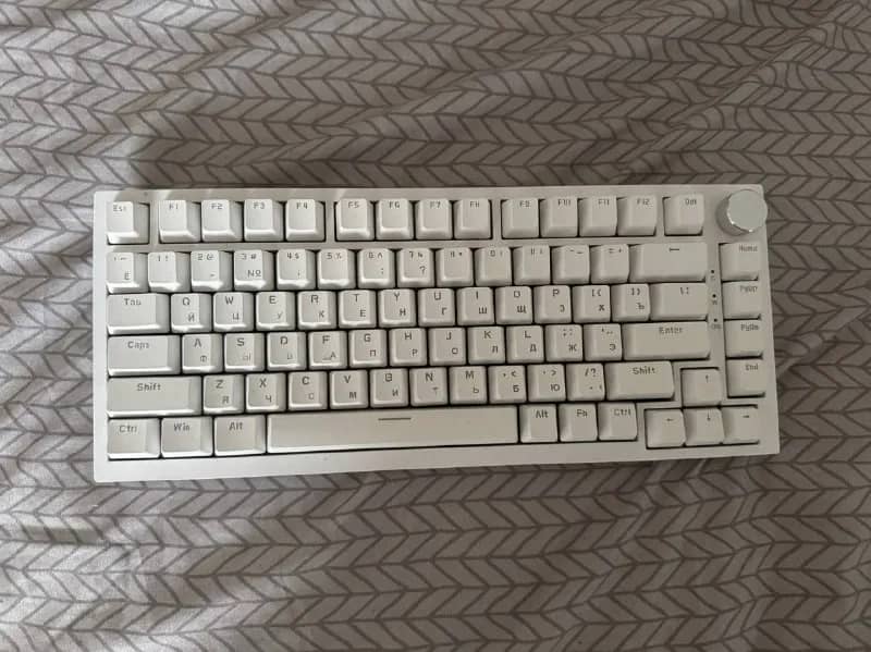 AJAZZ AK820 в белом цвете, на синих свитчах (кликающих) — Батуми — 100 ₾