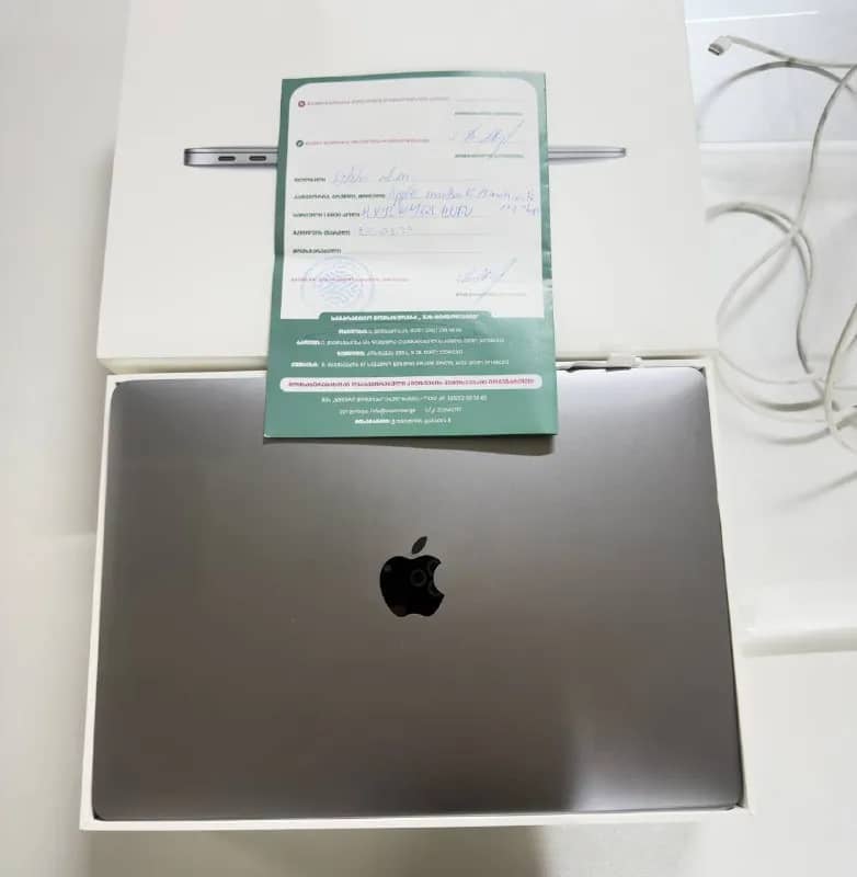 MacBook Air (чип M1, 13 дюймов, цвет «серый», 8 ГБ ОЗУ, SSD 256 ГБ); полная комплектация. На гаранти — Тбилиси — 1 500 ₾