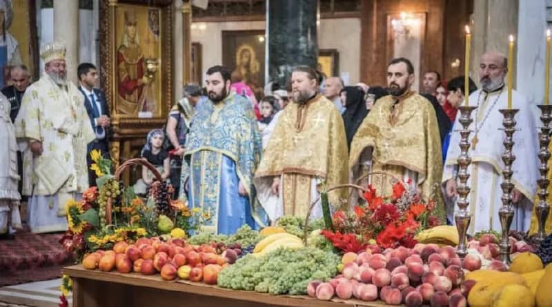 19 августа проходят традиционные соревнования по конным скачкам. На них съезжаются спортсмены и зрит — Батуми