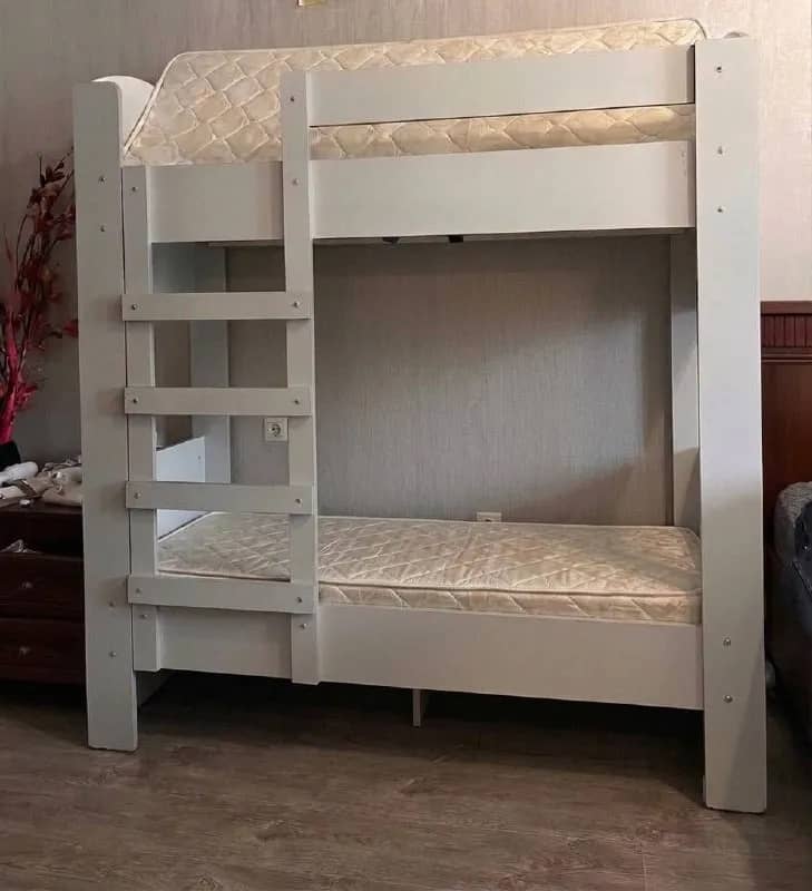 2-х этажную кровать, размер 150×60, в хорошем состоянии, матрасы чистые не просевшие, крепкая не скр — Тбилиси — 150 ₾
