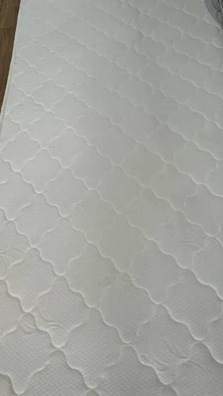 200×100 см. Использовался несколько дней как дополнительное спальное место, всегда был в чехле. Чист — Батуми — 250 ₾