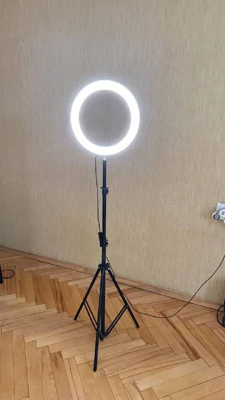 LED-лампу на штативе (с RGB-подсветкой) — Тбилиси — 50 ₾