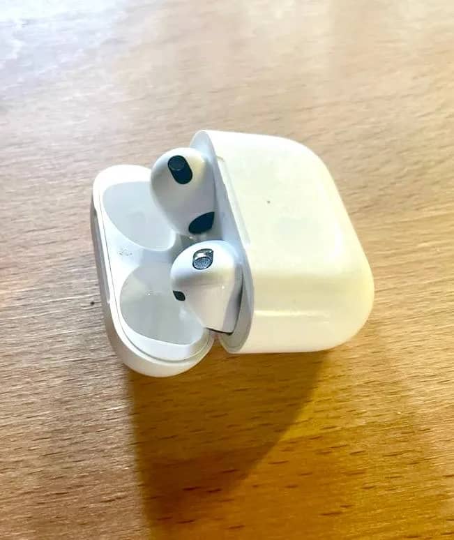 Apple AirPods 3 — кейс и две пары наушников — Тбилиси — 150 ₾