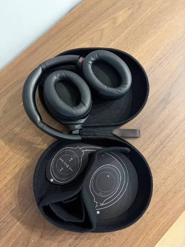 1. Sony WH-1000XM4, отличное состояние, пользовались редко — 400 лари — Тбилиси — 400 ₾