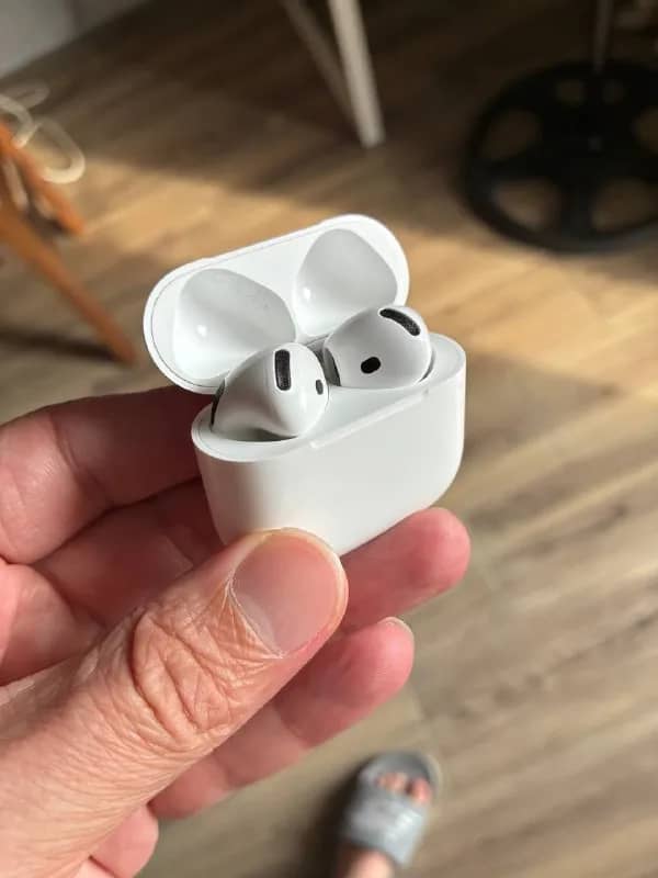 AirPods 4 gen, отличное состояние, батарея держит как и положено, без проблем в работе. Продаю т. к. — Тбилиси — 160 ₾