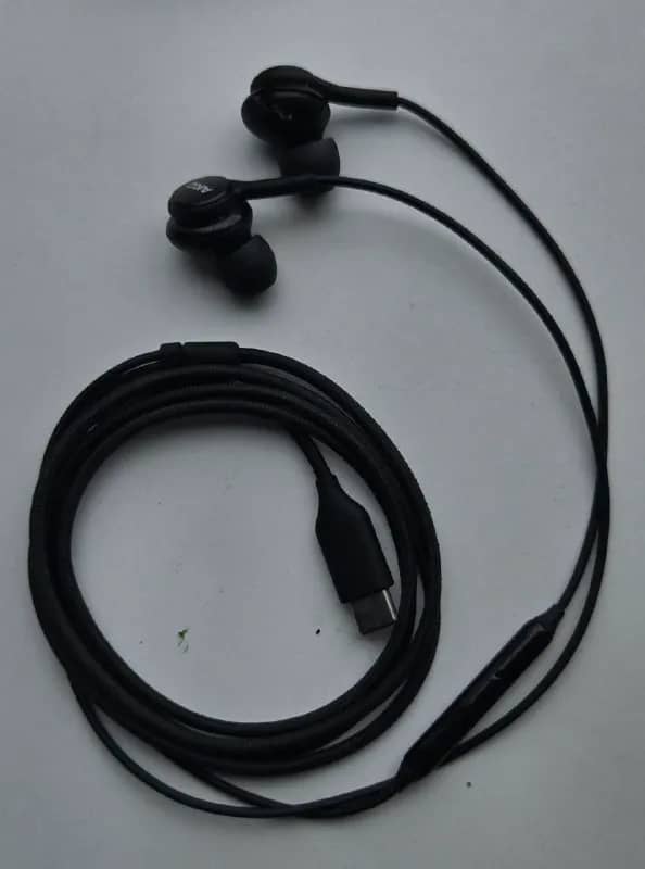 Samsung Type-C (AKG) 10₾. Оригинал, б/у, есть следы использования.цена — качество соответствует. — Тбилиси — 10 ₾