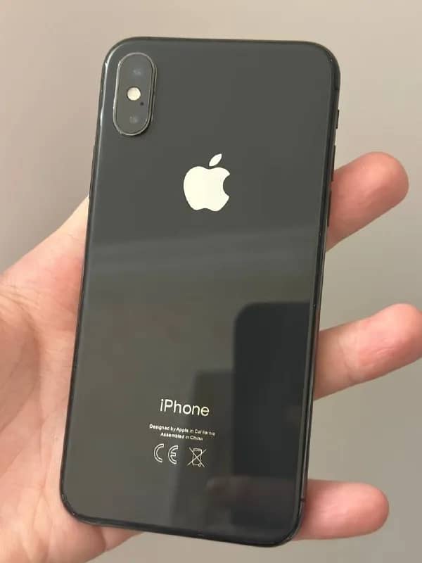 iPhone Xs в хорошем состоянии, все работает, броня наклеена. Цена 200 лари — Тбилиси — 200 ₾