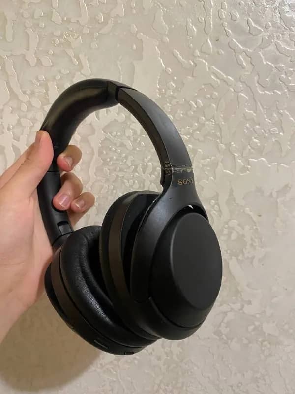 Sony WH-1000XM4. Одно крепление сломалось, в мастерской просто слепили клеем, так что проблем не при — Батуми — 300 ₾