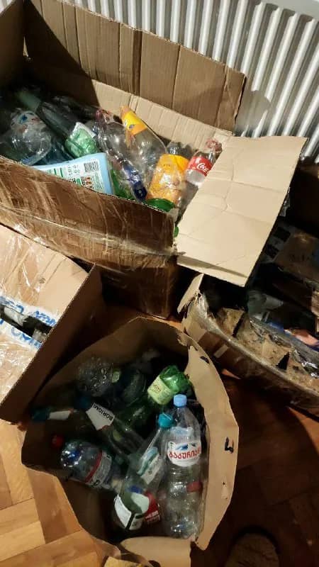 Пластиковые бутылки с крышками 100+ штук — Тбилиси