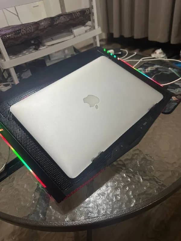 MacBook Air Early 2015 — 4 ГБ RAM / 128 ГБ SSD — Батуми — 300 ₾