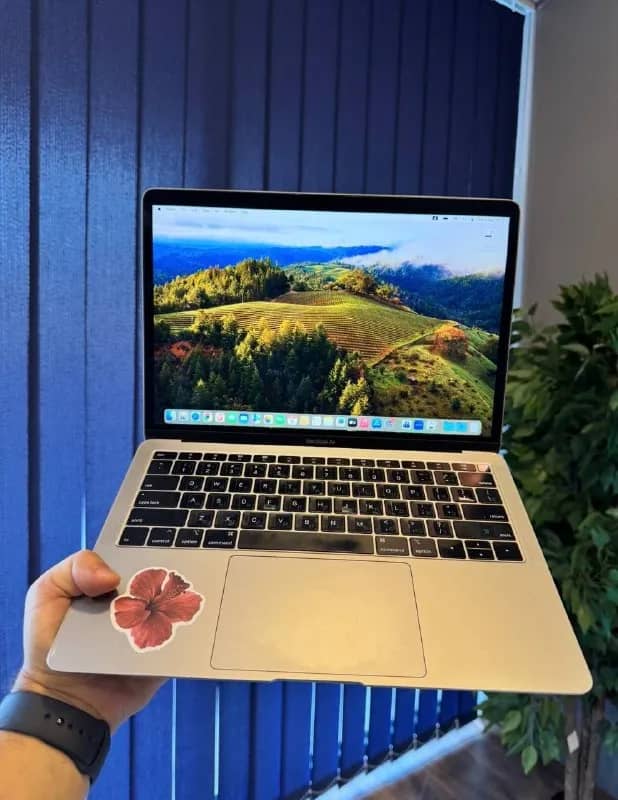 Macbook Air 2018 года в комплекте зарядка и зарисано все нужные программы, MS Office Adobe Photoshop — Тбилиси — 600 ₾
