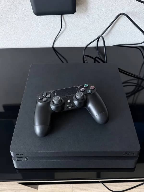 PS4 Slim 500 GB с геймпадом — Батуми — 400 ₾