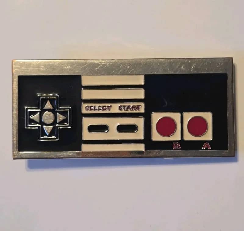 1. Пряжка в виде геймпада от ретро консоли Nintendo 80х годов. Идеальное состояние — Ереван — 20 000 ֏