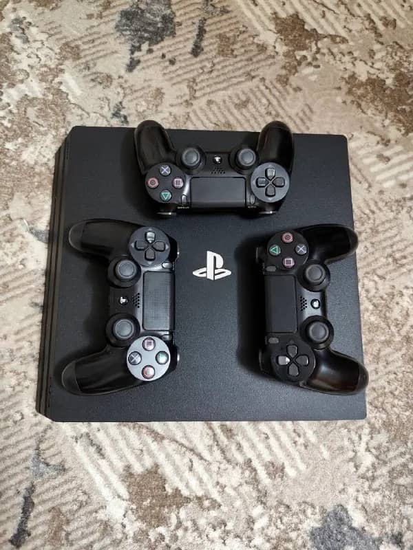Playstation 4 pro 1 tb в комплекте 3 геймпада🎮(2 из них оригинальные) консоль полностью чистая — Стамбул — 13 500 ₺