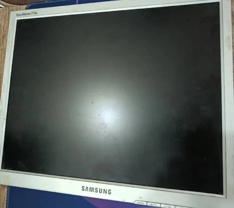 Samsung SyncMaster 713N — 20 лари, нету подножки — Батуми — 20 ₾