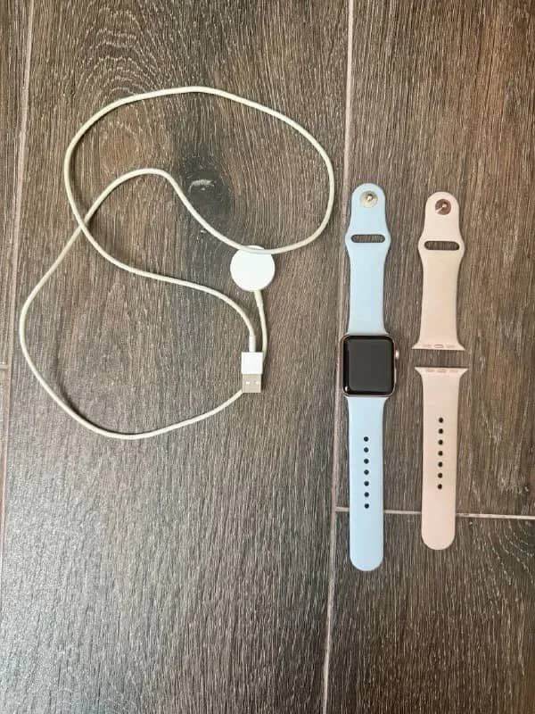 Apple Watch 3 series 38 mm, в идеальном состоянии, в комплекте два ремешка и шнур от зарядки — Батуми — 390 ₾