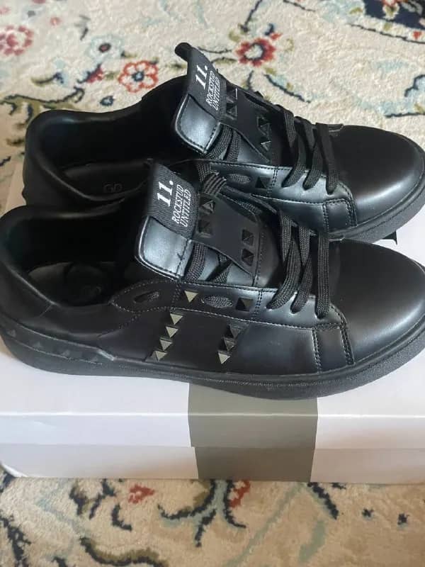 20.000 тенге, Valentino Garavani Rockstud 11. (Black) 41 размер. не подошли по размеру одевал 1 раз — Астана