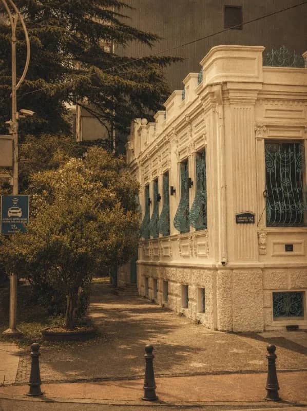 BATUMIS SAKHLSHI? — Батуми — 60 ₾