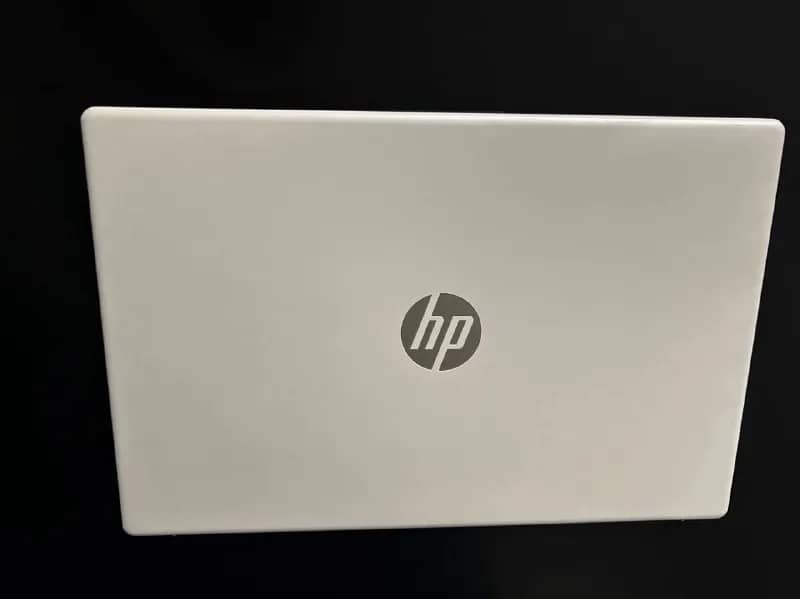 HP 15-fc0xxx, белого цвета. Куплен около года назад, ещё на гарантии. — Батуми — 1 300 ₾