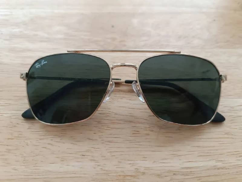 Ray-Ban в современной авиаторской форме. Элегантная металлическая оправа золотистого оттенка отлично — Батуми — 85 ₾
