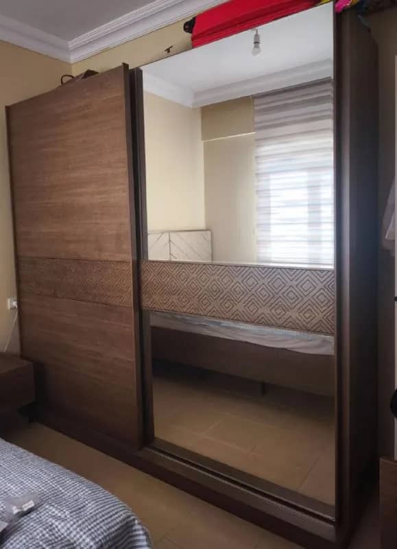 3 года, переездов не было. 2 тумбочки, кровать 180*200, матрас двусторонний, комод, зеркало. Стоимос — Анталия — 18 000 ₺