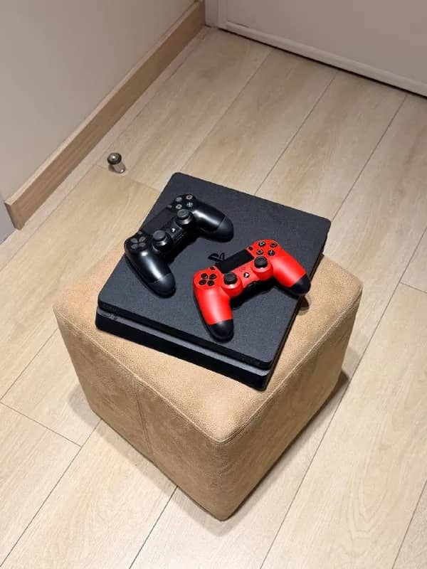 PlayStation 4 Slim 1TB — в отличном состоянии (PS4) — Батуми — 445 ₾