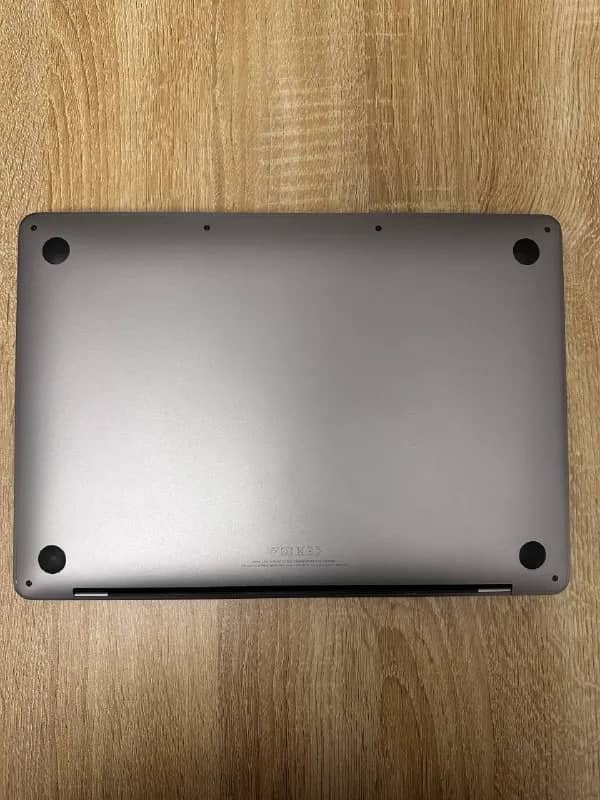 MacBook Pro m2 8/256, 94% батарея, не работает touchbar, в остальном отличный ноутбук 1600 лари — Батуми — 1 600 ₾