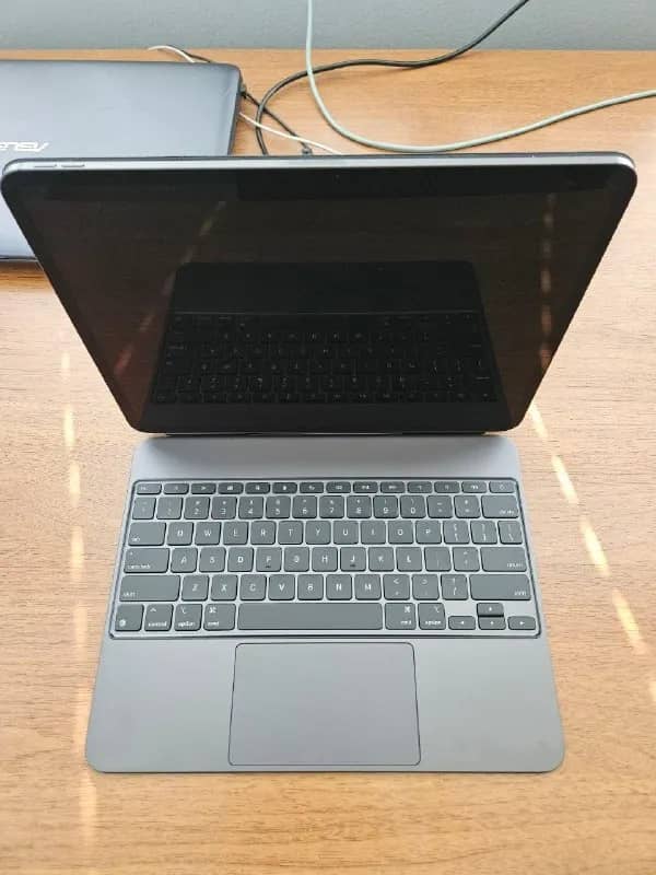 iPad Pro 13» M5 2TB + Magic Keyboard и Apple Pencil. Состояние идеальное, всего 1 цикл зарядки. — Тбилиси — 2 600 $