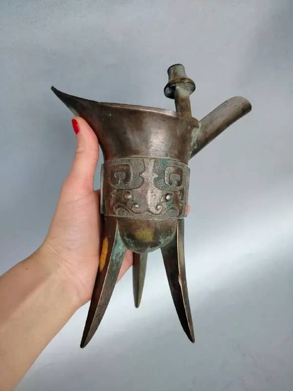 1. Китайский ритуальный бронзовый сосуд, известный как цзюэ (Jue), 16-17 век. — Белград
