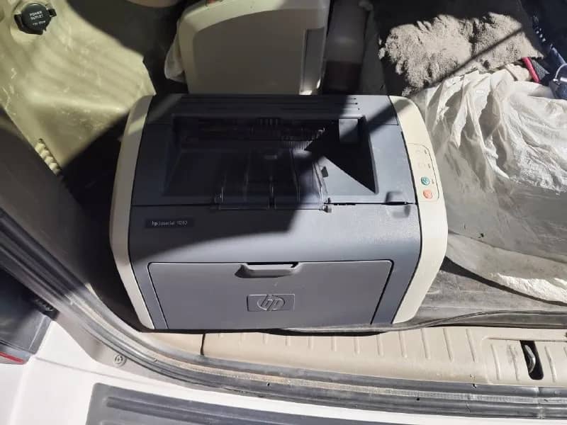 hp laserjet 1010, в очень хорошем состоянии, картридж новый, рабочий 100%. Без проводов. 20 тысяч — Астана