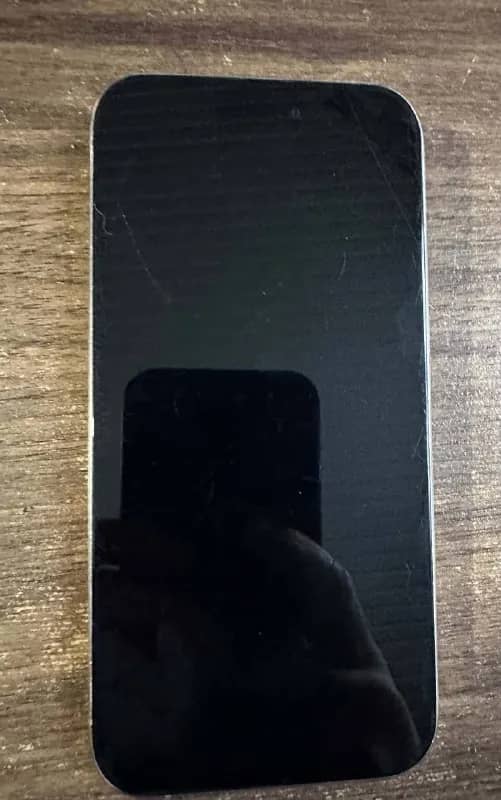srazu IPhone 15 Pro 128GB 87% Battery Health, Skarobkom, Est carapki na ekran, cena 1450. torg — Батуми