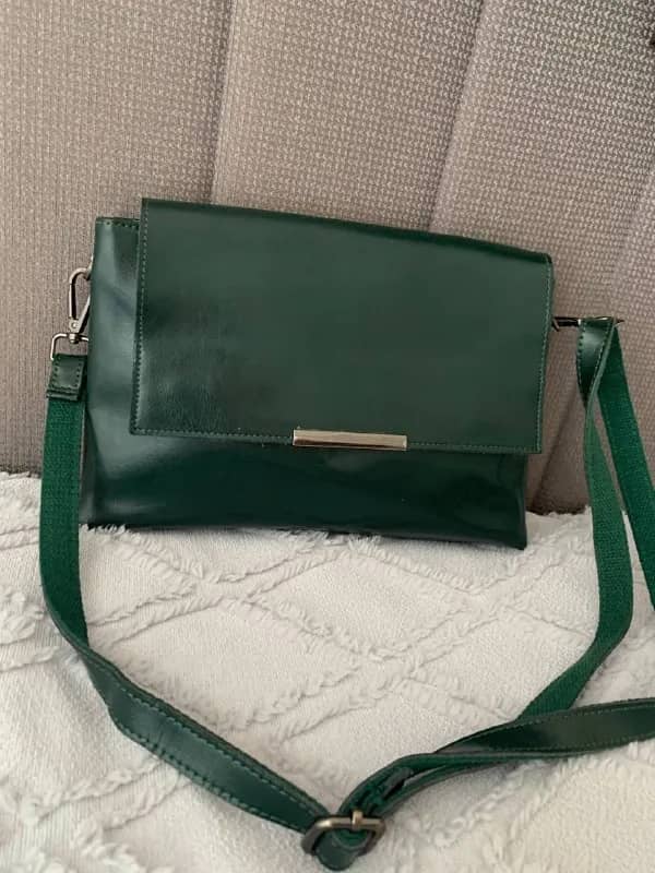 2 раздела, кармашки снаружи и внутри. Цена 500tl. Konyaltı Sarisu kargo — Анталия — 500 ₺