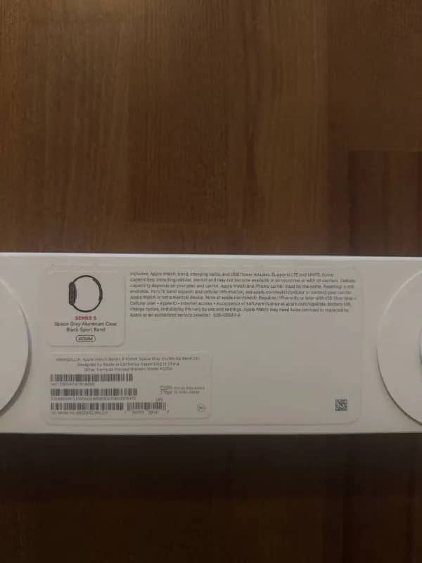 Apple Watch 5 series 40 mm LTE. Царапина на экране, в остальном работает хорошо, полный комплект. Цен — Тбилиси — 350 ₾
