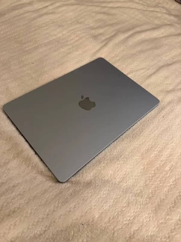 MacBook Air M5, куплен 2 месяца назад — Батуми — 3 900 ₾
