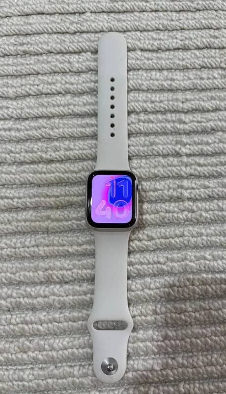 Apple Watch SE3 40 mm. Практически новые. Куплены 3 месяца назад. Состояние идеальное. Носили очень — Анталия — 10 000 $