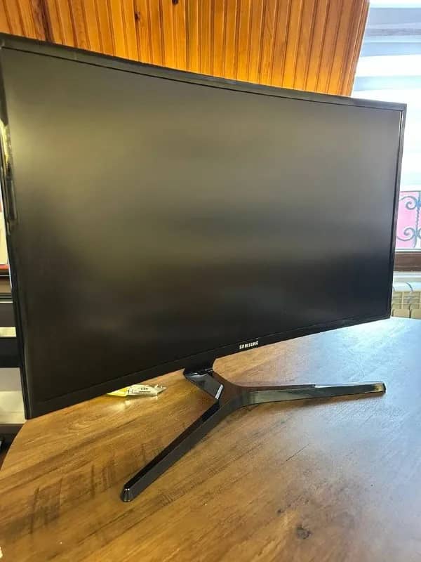 Samsung. Крепление идет в комплекте — Батуми — 250 ₾