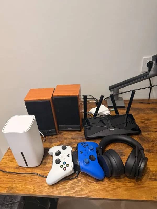 Xbox Series X/S + зарядная станция — 100₾ за комплект. Белый и синий геймпады, станция на два контро — Тбилиси — 100 ₾