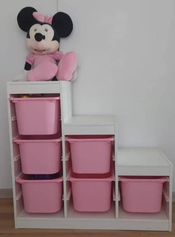 IKEA TROFAST с белым деревянным каркасом и розовыми пластиковыми контейнерами, можно использовать-ка — Анталия — 3 000 ₺
