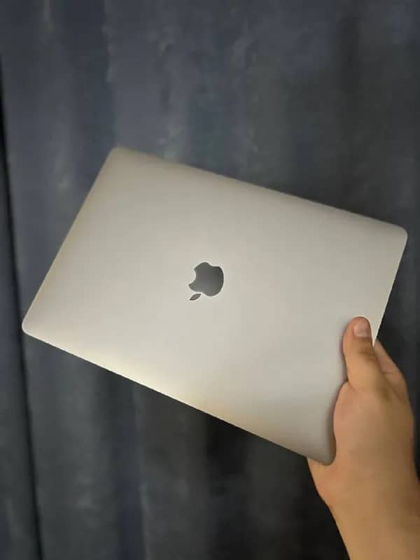 MacBook Air 2020 на базе процессора Intel Core i3 с конфигурацией памяти 8/256 ГБ. — Батуми — 930 ₾