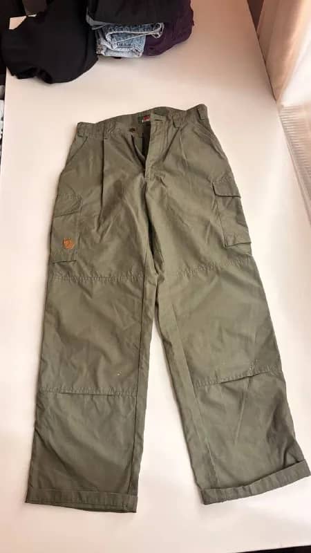 fjallraven. Размер 36. Оч круто сидят на попе. Есть небольшие белые пятнышки, надо постирать. 70 лар — Тбилиси — 70 ₾