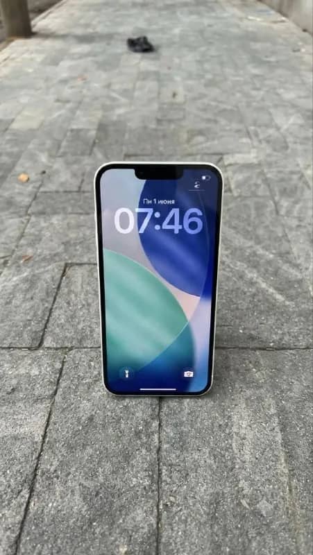 iPhone 14 на 128 ГБ, цвет белый (Starlight). — Батуми — 850 ₾