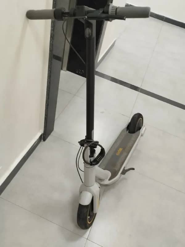 Ninebot segway g30lp оригинал продаю за 115000, пробег 4000 км, на ходу, батарея держит минимум 10 к — Астана