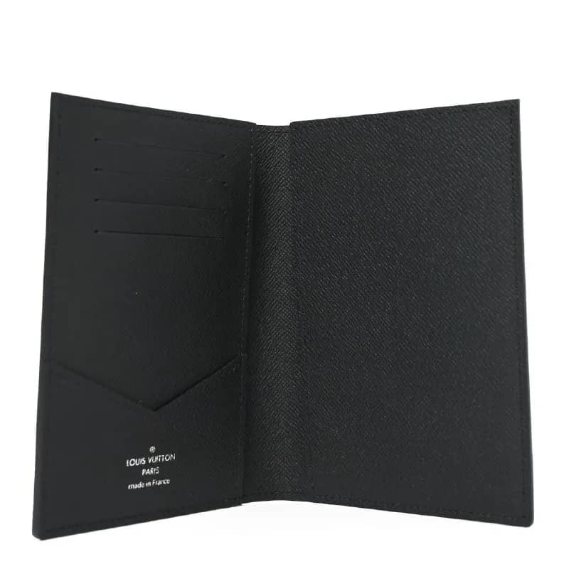 Louis Vuitton. Выполнена из прочной фактурной натуральной кожи Taiga в строгом и универсальном темно — Тбилиси — 750 ₾