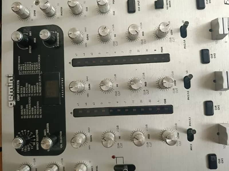 3х канальный микшер Gemini FX 7000.В целом в рабочем состоянии.Куча эффектов на борту.Из недостатков — Белград — 5 000 дин